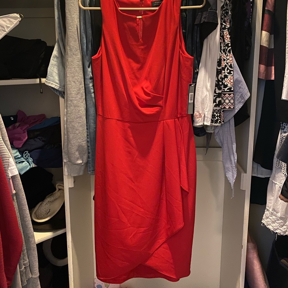 TAHARI red sleeveless dress